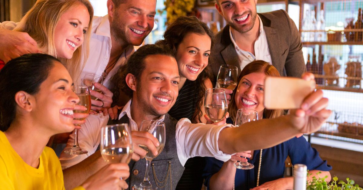 אמנות ה-Happy Hour טיפים ליהנות ממשקאות מוזלים וזמנים טובים